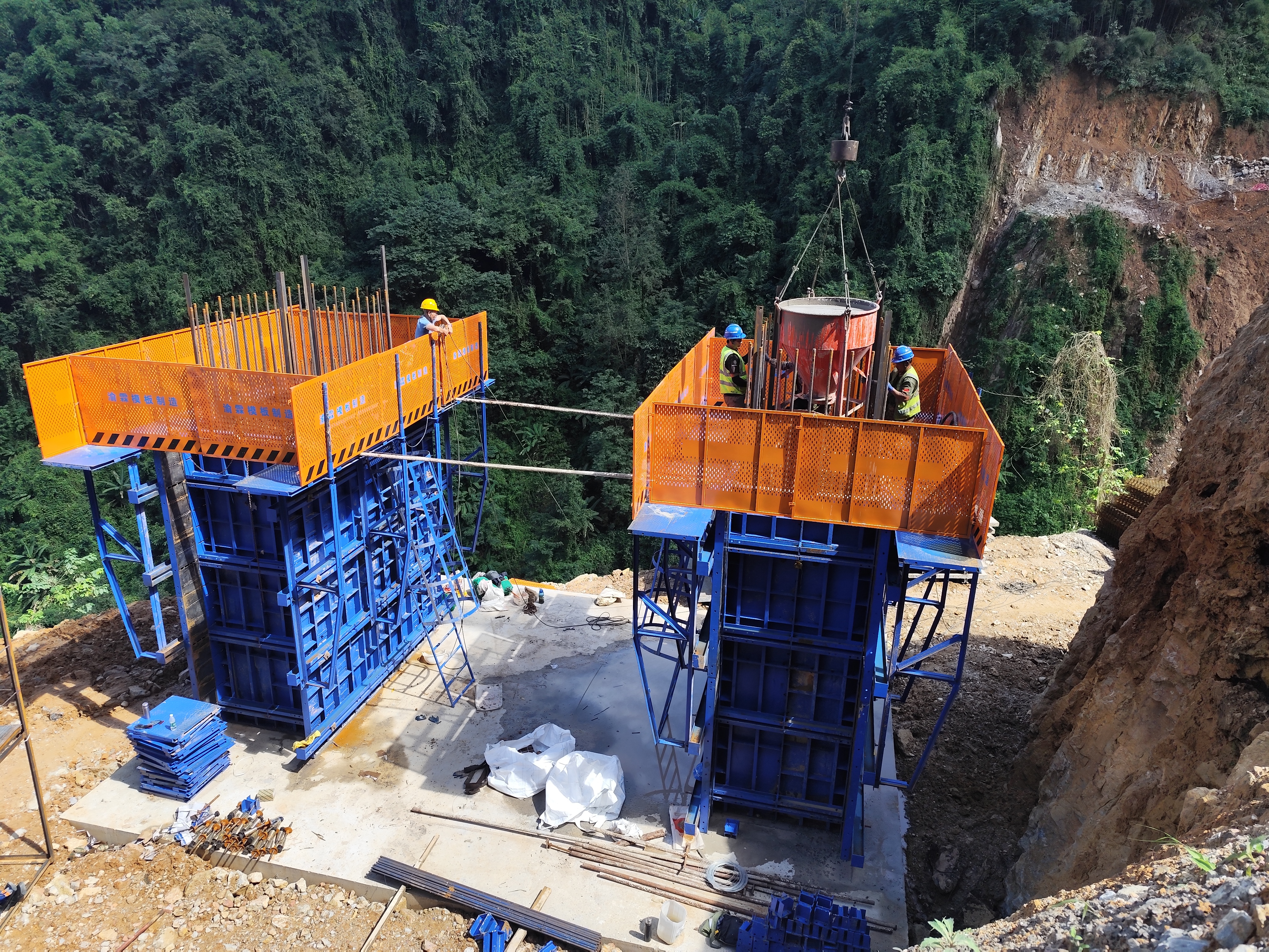 瑞孟高速芒市北互通主线1号大桥首根墩柱顺利浇筑