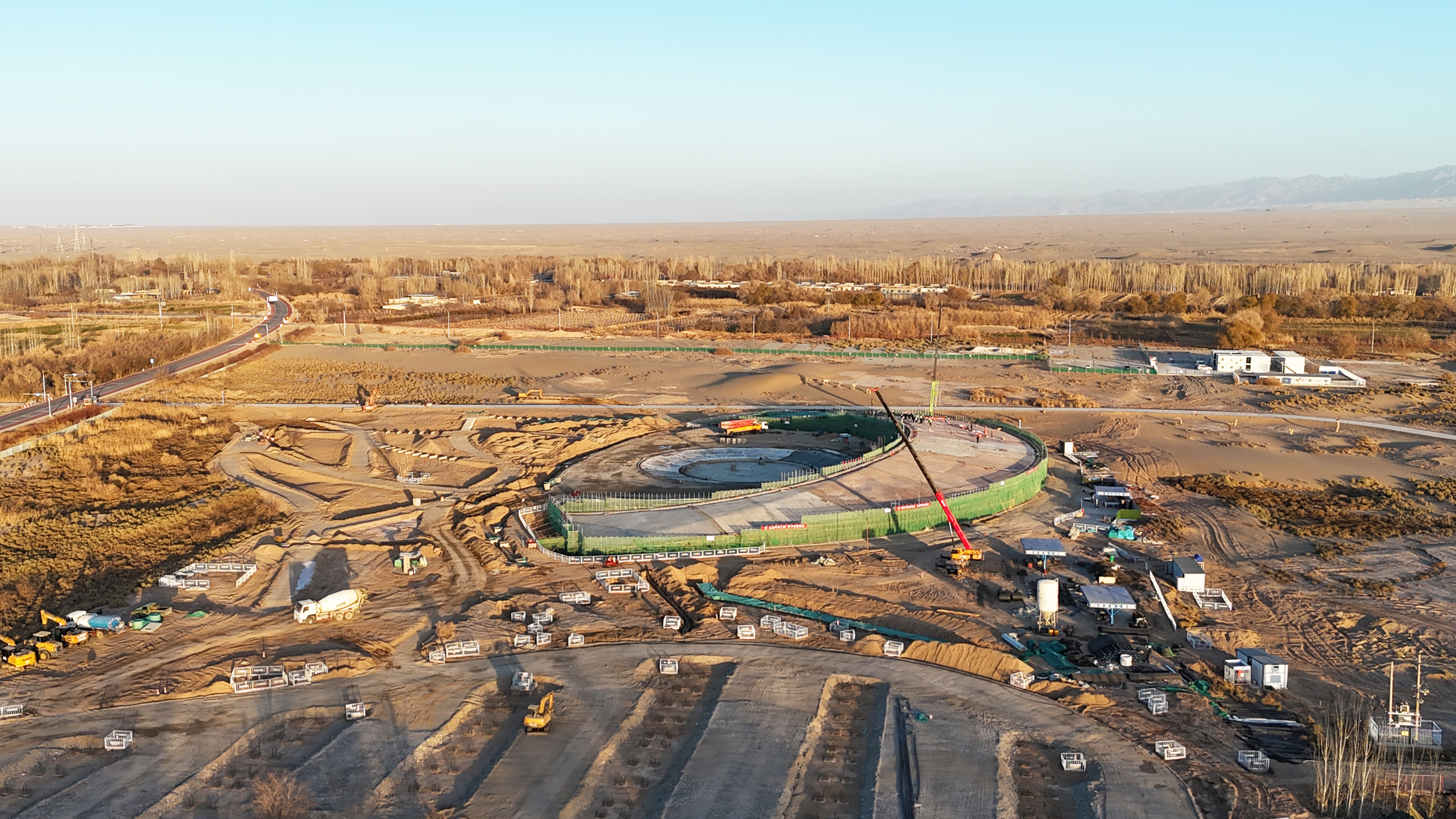 甘肃敦煌鸣沙山月牙泉景区提升项目核心建筑封顶