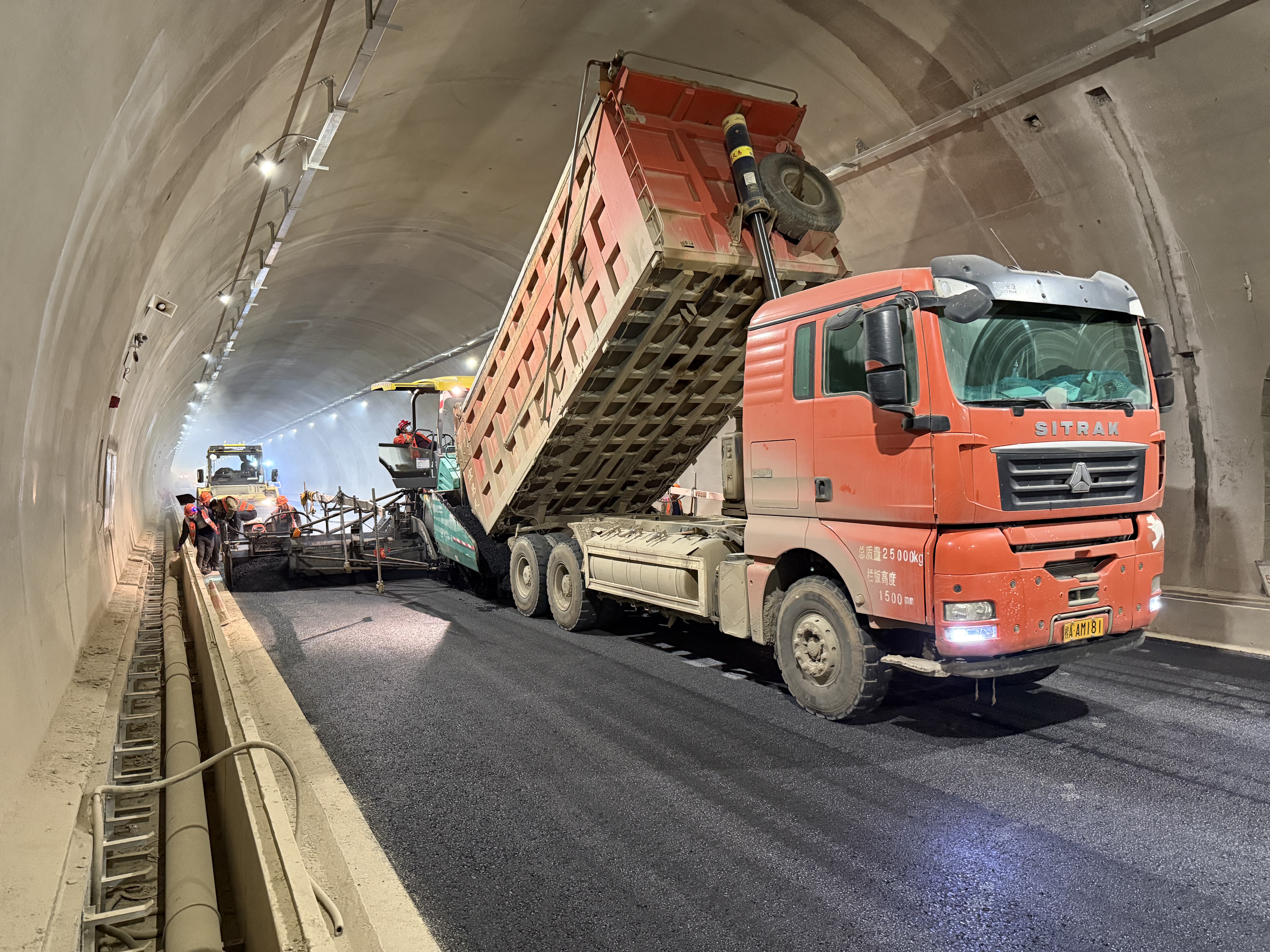 宣富高速嵩皮坡隧道左幅沥青路面铺筑完成