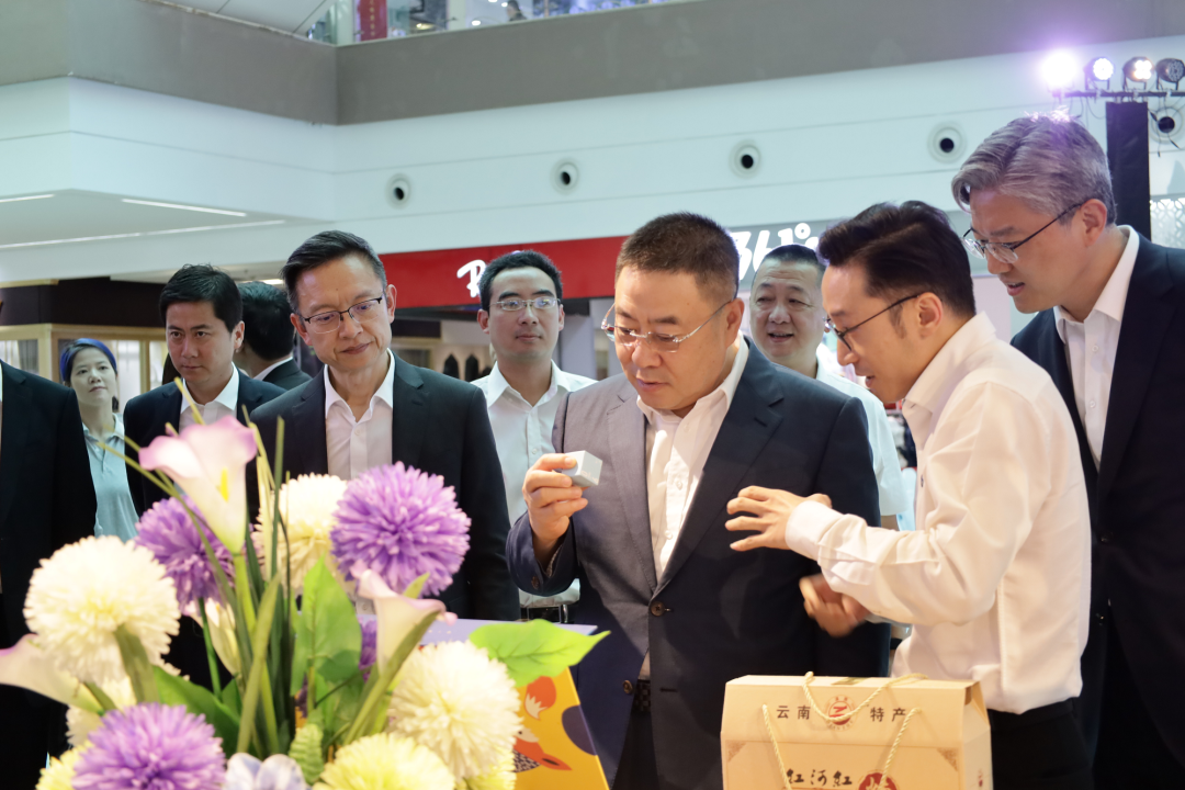 云南省代表团调研云南省驻老挝（万象）商务代表处云品展示厅和2026世界杯官方网址重点项目