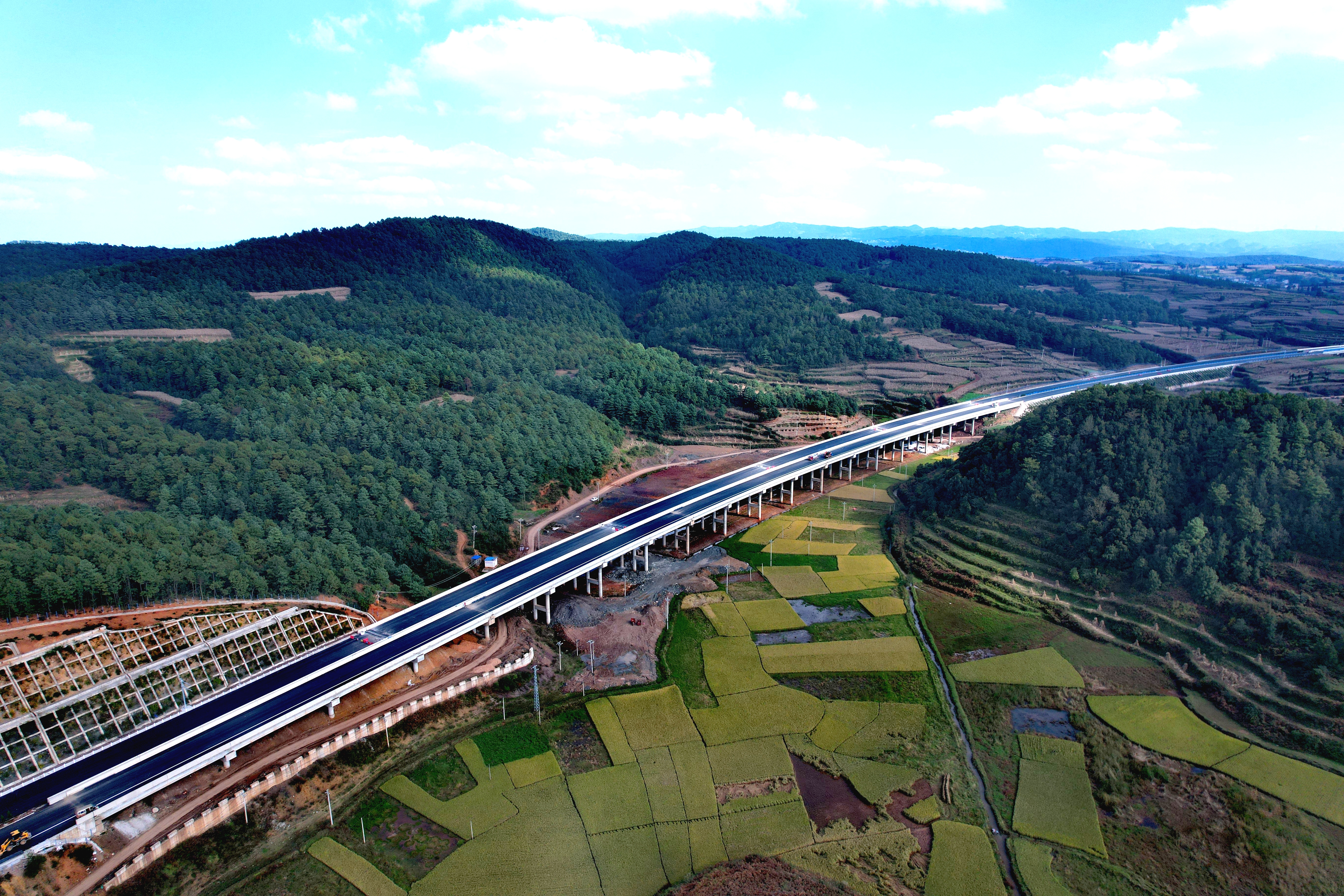 宣富高速主线沥青摊铺顺利完成