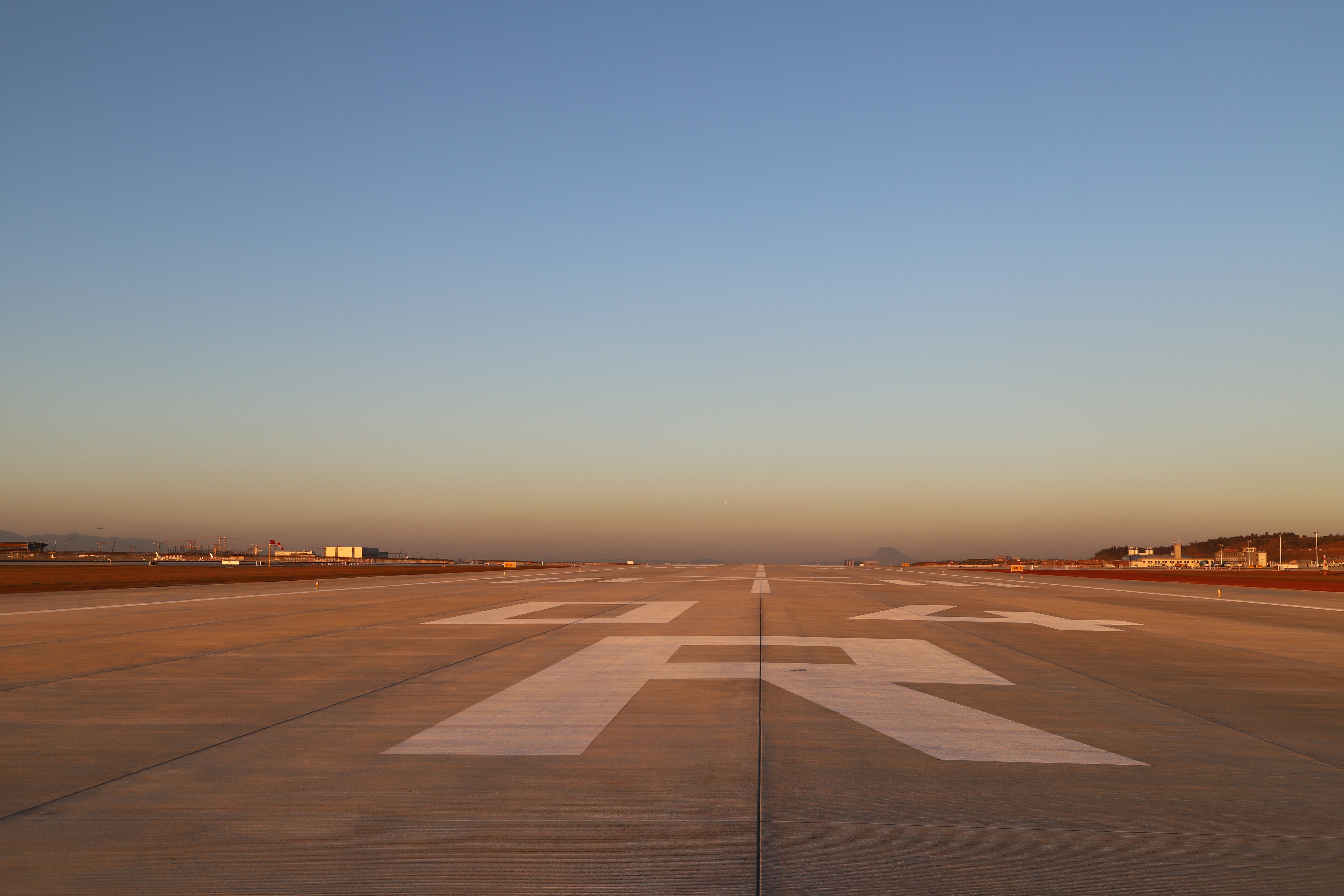 昆明长水国际机场改扩建工程东二跑道通过竣工验收