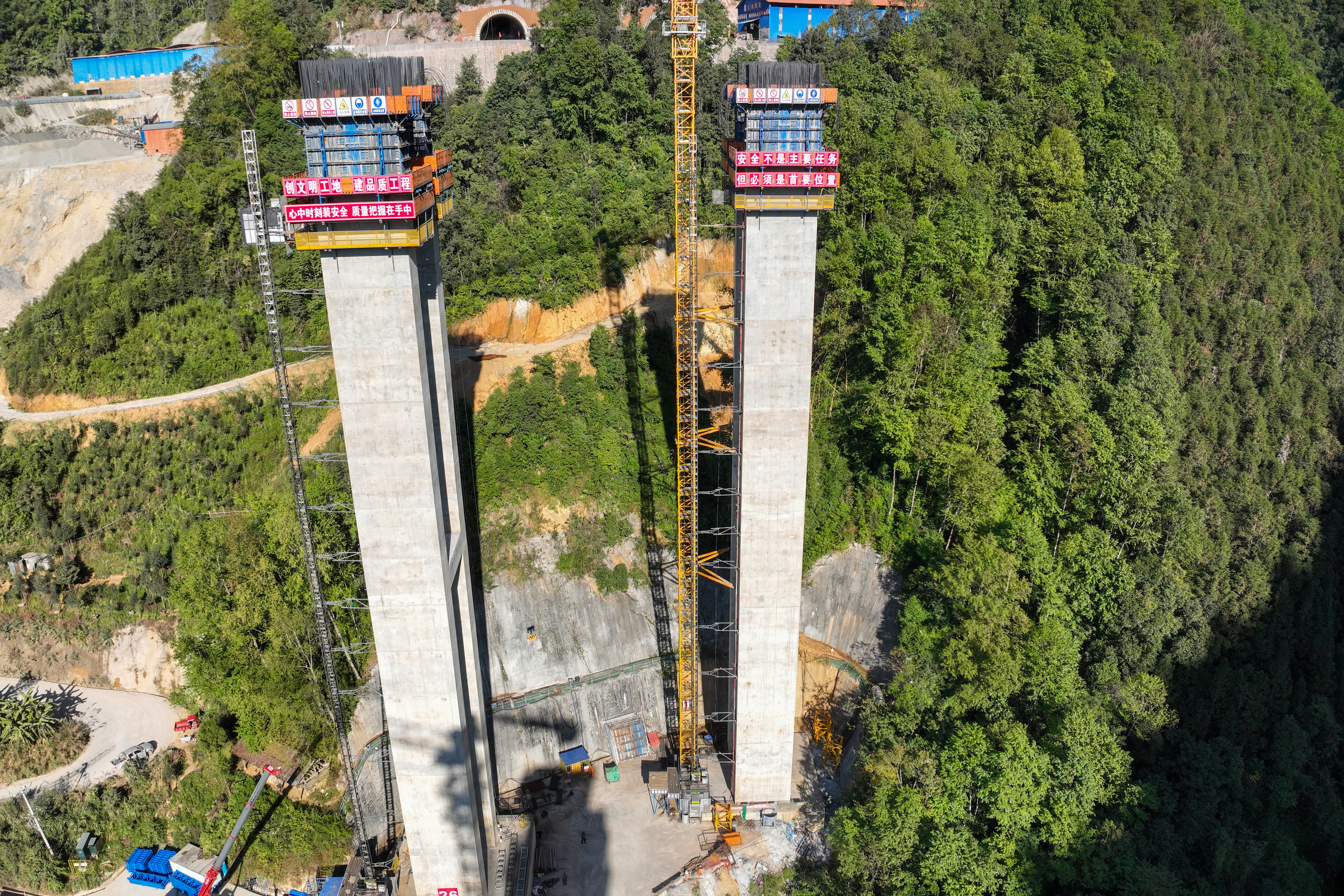 瑞孟高速公路项目（德宏段）首颗双肢薄壁空心墩顺利封顶