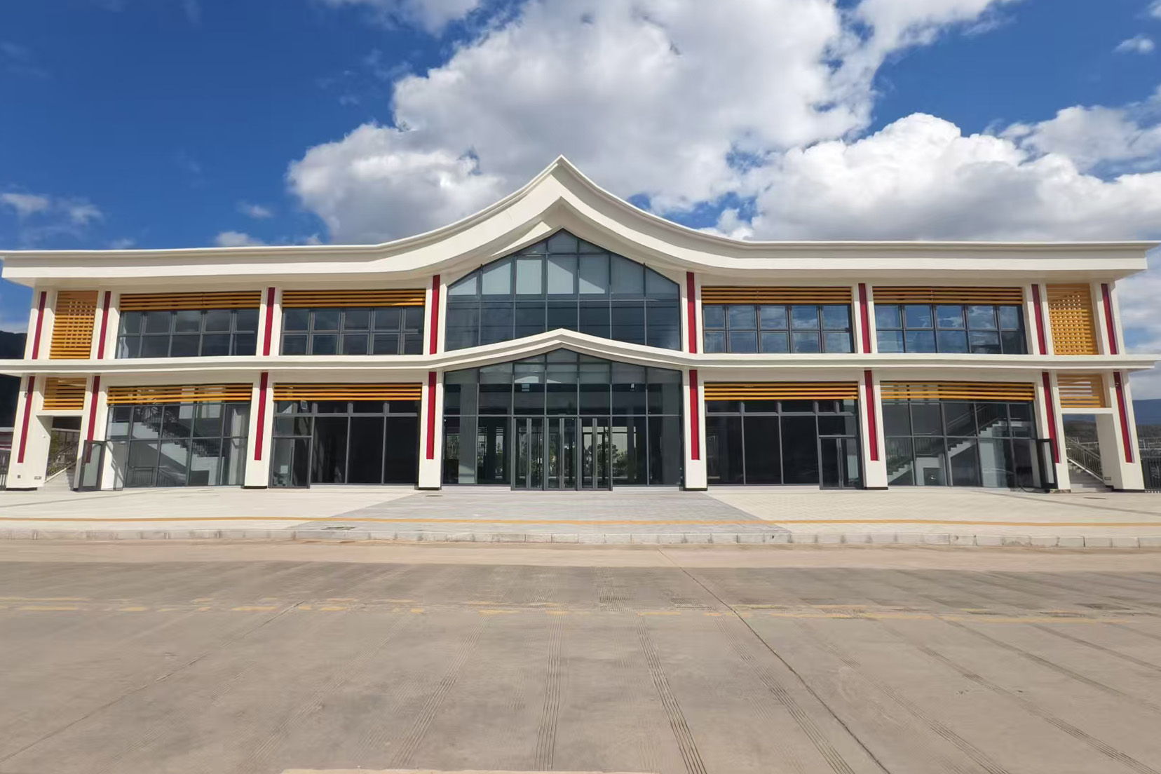 中国老挝磨憨-磨丁经济合作区磨憨站站前广场公交转运中心项目通过竣工验收